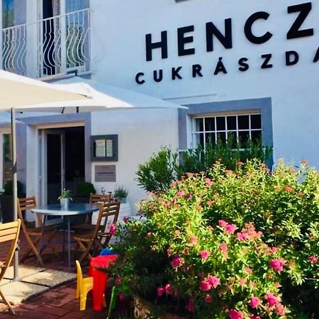 فندق Hencz Vendeghaz بالاتوناكاراتيا المظهر الخارجي الصورة